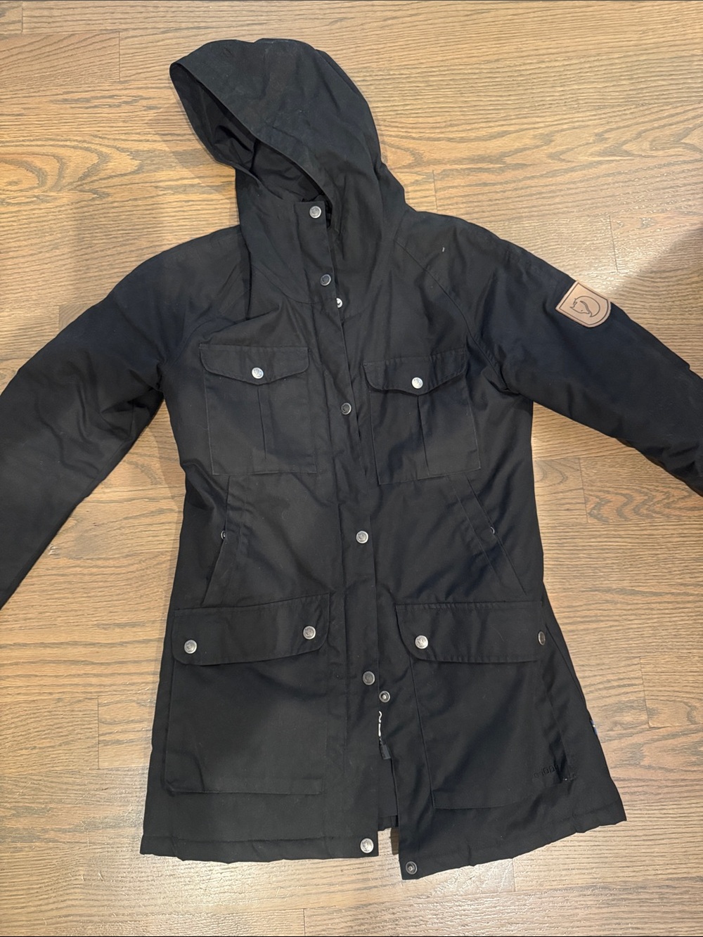 Fjall raven Women’s Black Hooded Waxed Parka